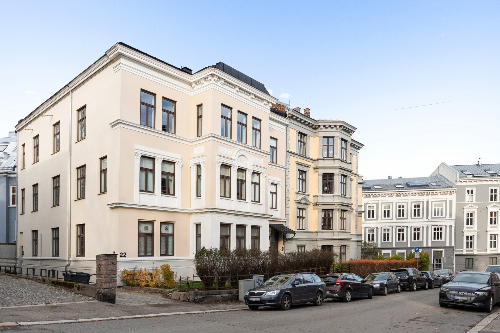 Meget populært boligområde bestående av klassiske bygårder. Galleribilde