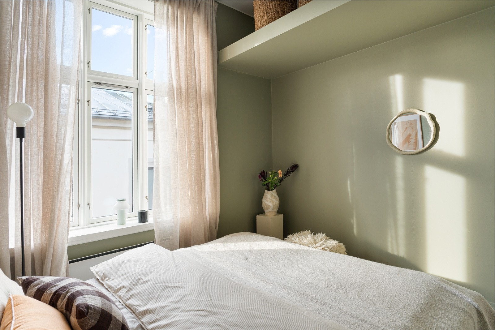Rommet er malt i behagelige farger som gir en lun atmosfære, og det store vinduet slipper inn rikelig med naturlig lys. Soverommet vender ut mot rolige omgivelser. Galleribilde