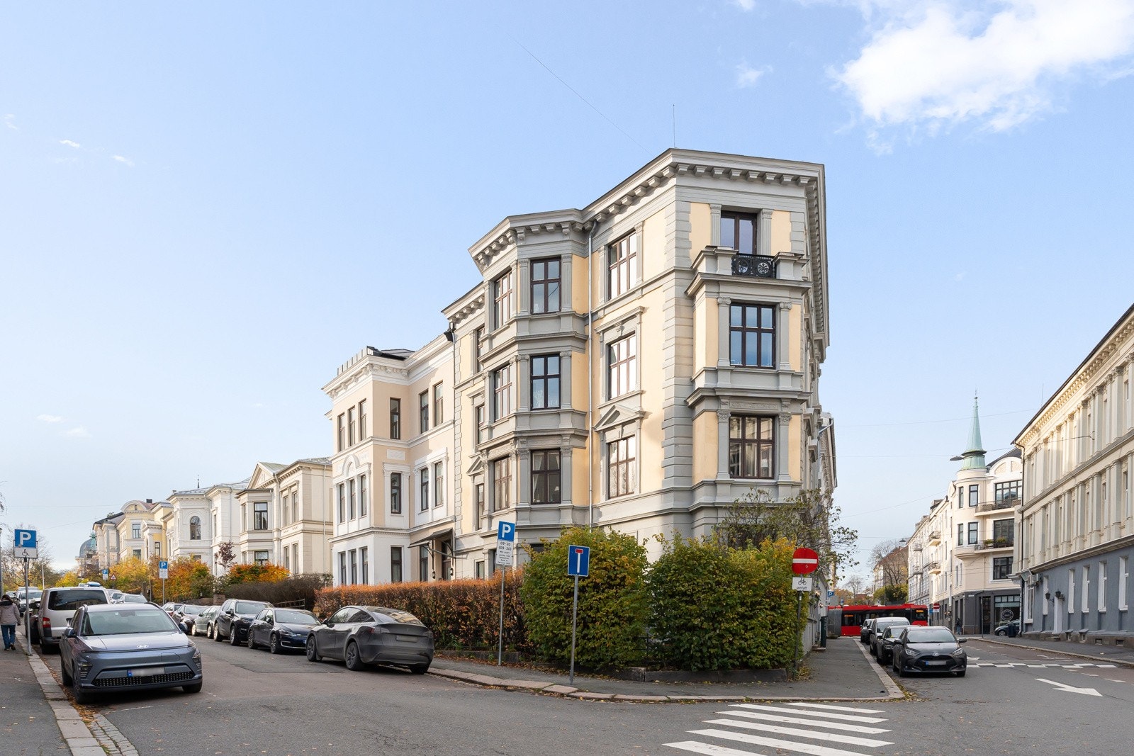Boligen ligger med kort avstand til Bogstadveien/Hegdehaugsveien som er kjent for å være en av Norges beste handlegater. Galleribilde
