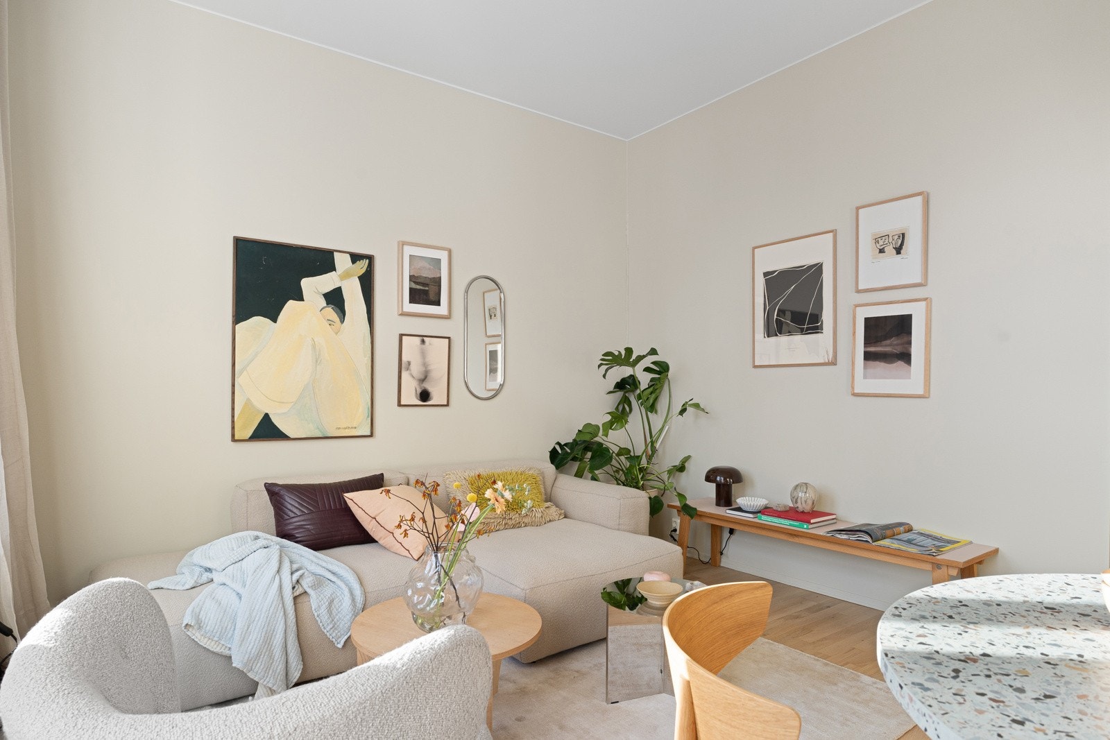 God plass til stor sofa, spisebord og annet ønsket møblement. Galleribilde