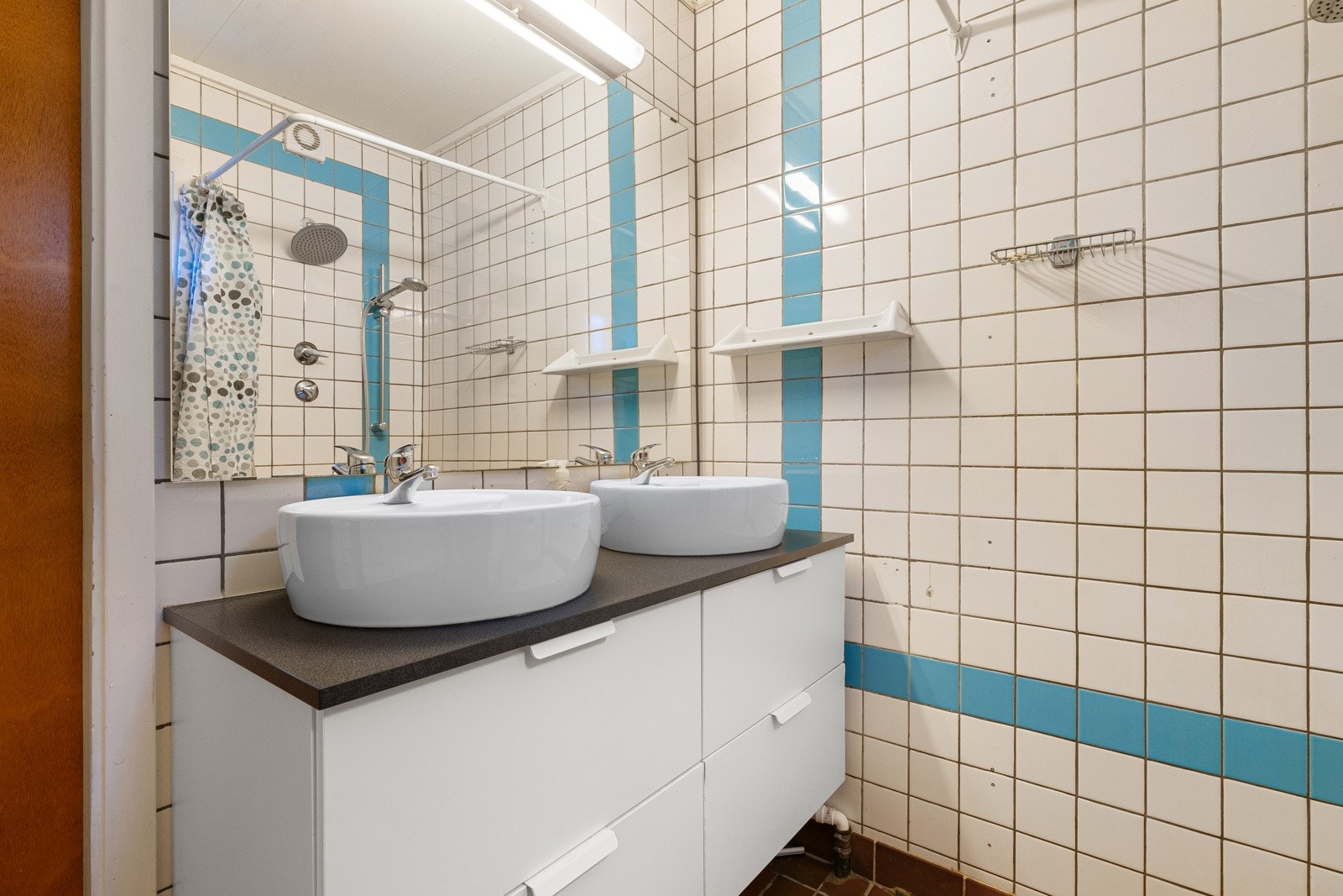 Boligen har baderom, vaskerom og to separate toalettrom.