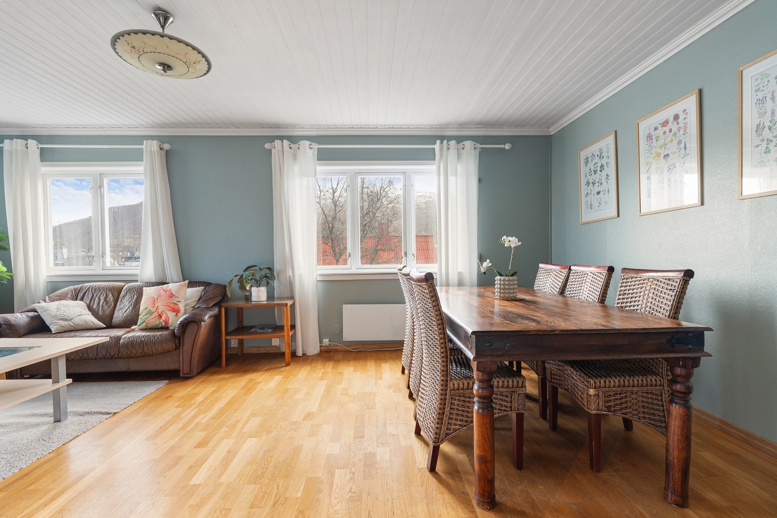 Boligen har romslige stue i hovedetasje med god utforming, som gjør det enkelt å møblere i flere soner.