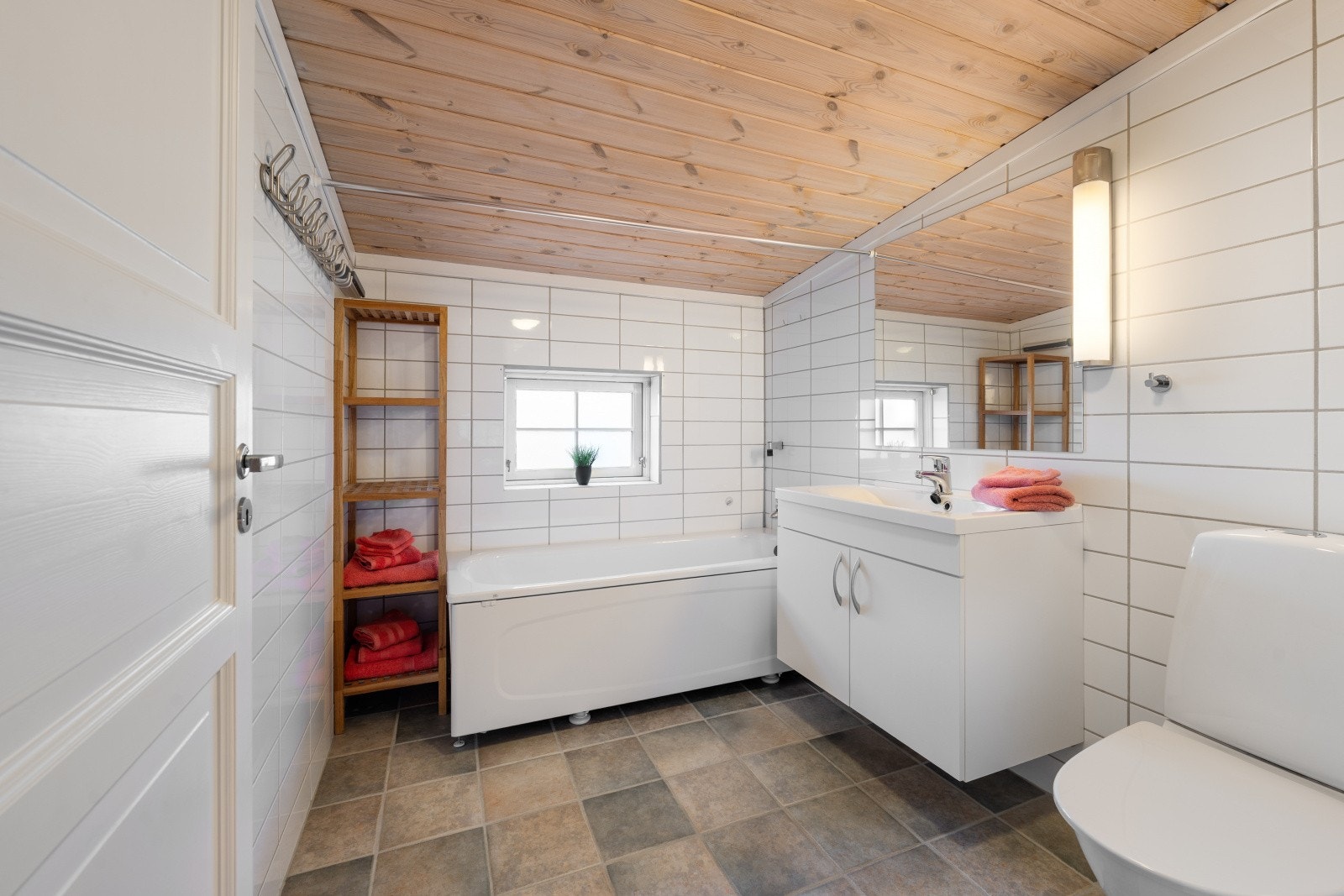 Flislagt bad med varmekabler i gulv. Badet i 2. Etg. har badekar, toalett og servant med underskap. Galleribilde