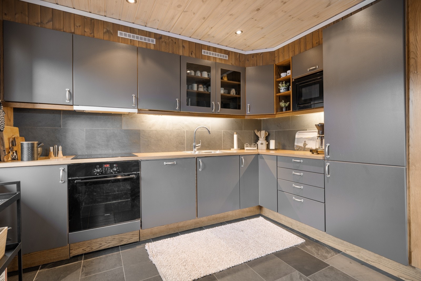 Integrerte hvitevarer på kjøkken medfølger salget. Galleribilde