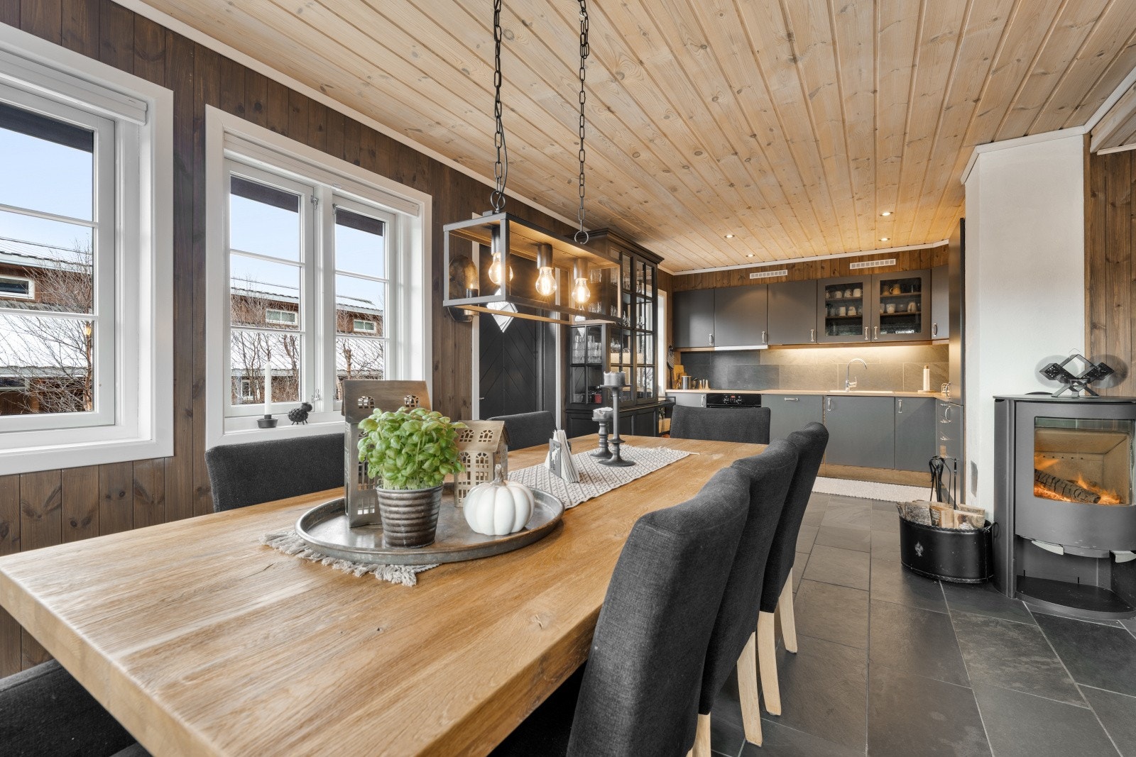 Stuen er åpen mot kjøkken. Galleribilde