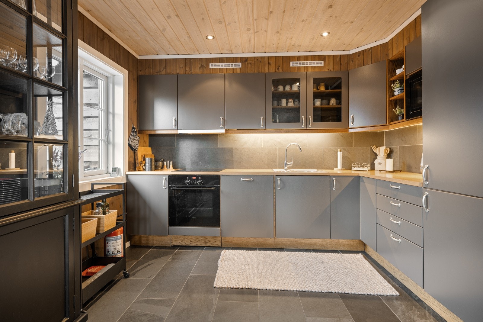 Kjøkkenet har godt med skap og benkeplass. Galleribilde