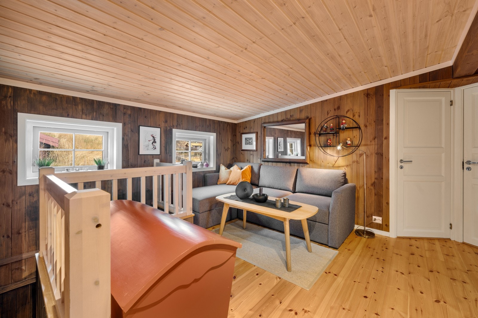 Loftstue med plass til sofagruppe. Galleribilde