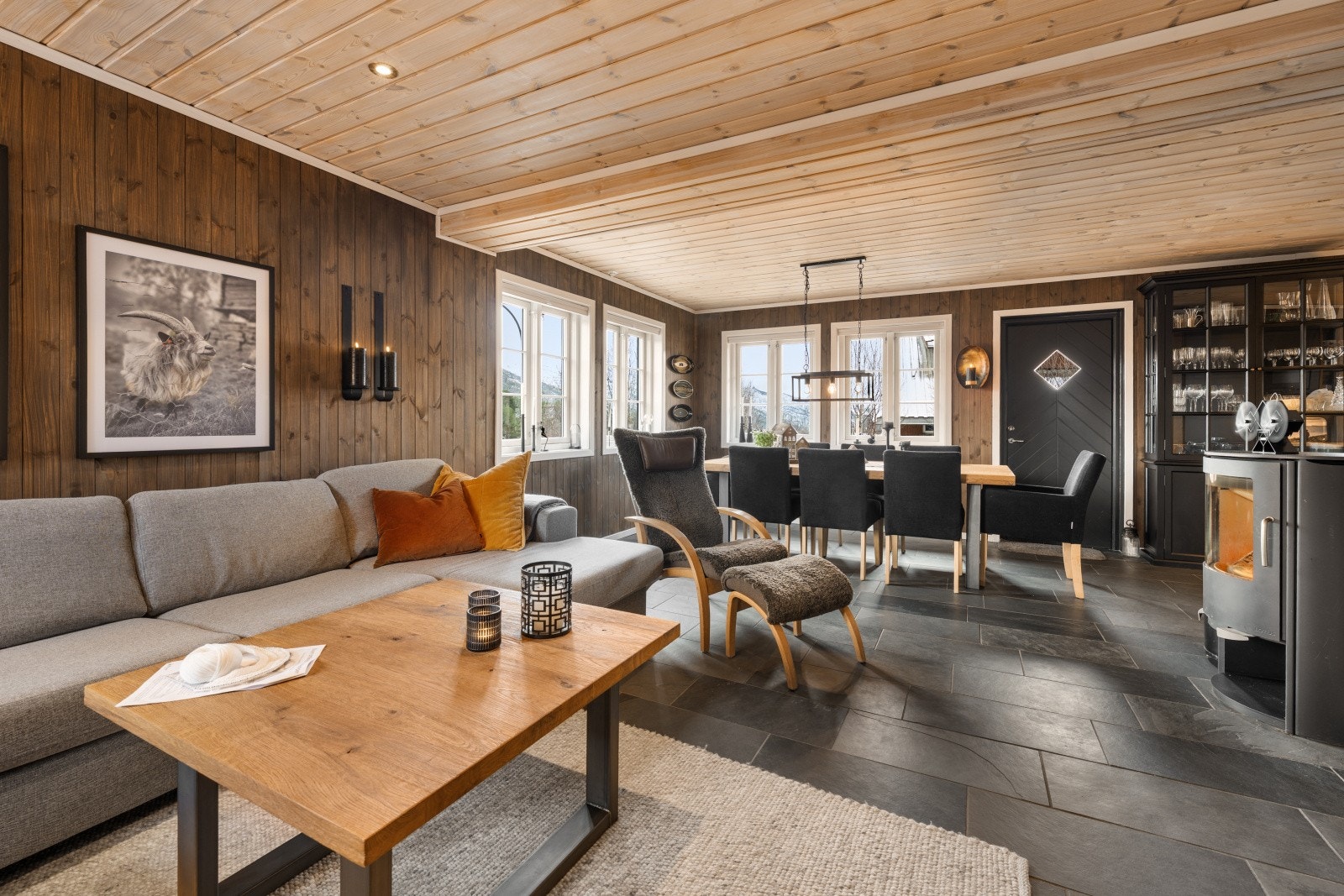 Koselig stue med god plass til både spisebord og sofagruppe. Galleribilde