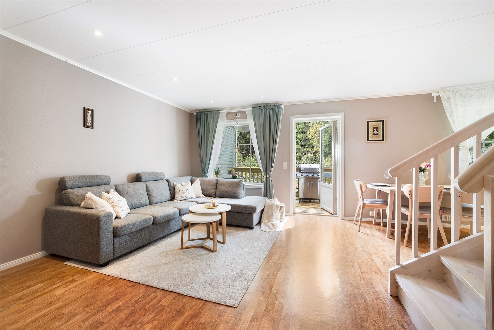 Lys stue med store vindusflater som bidrar til en luftig atmosfære Galleribilde