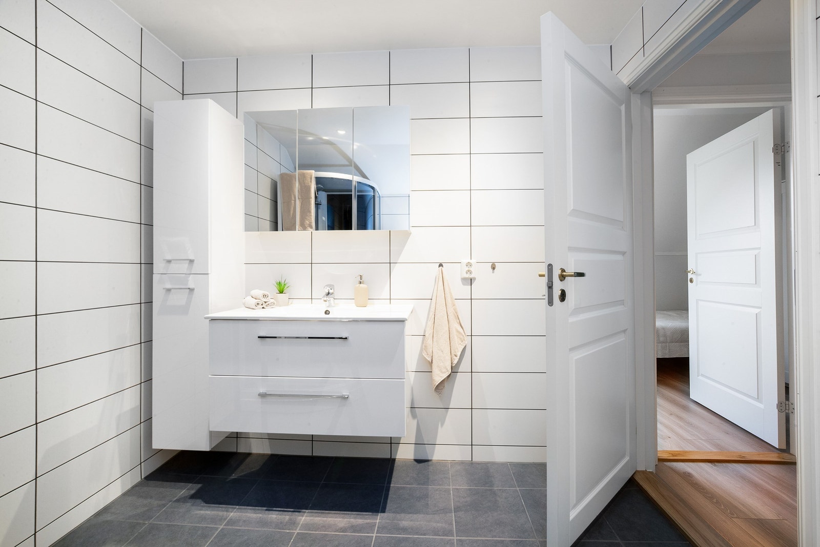 Baderom fra 2017 med flislagt gulv og gulvvarme Galleribilde