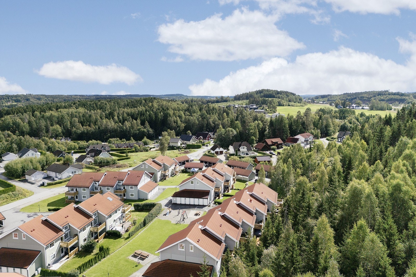 Fra boligen er det nærhet til tur- og rekreasjonsområder, barneskole, barnehage, matbutikker og busstopp med direkte forbindelse til Oslo Galleribilde