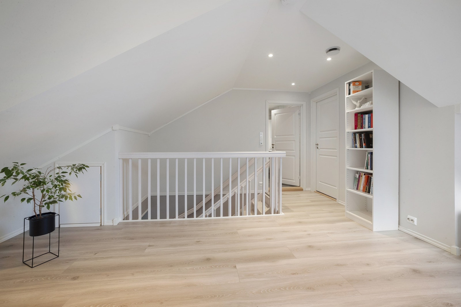 Stuen er lagt med lys parkett Galleribilde