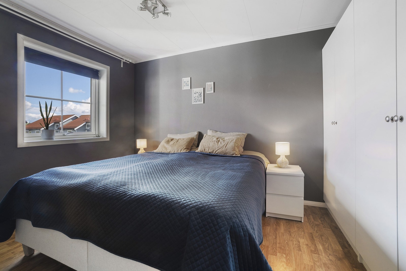 Hovedsoverom med stort garderobeskap Galleribilde