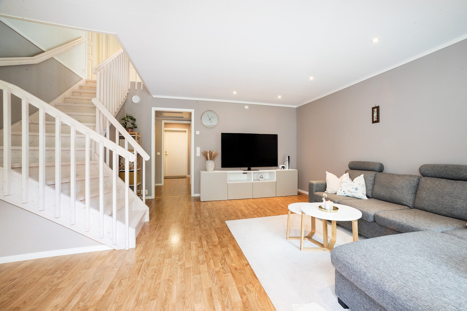 Taket i stuen er utført i glatte himlingsflater med downlights Galleribilde