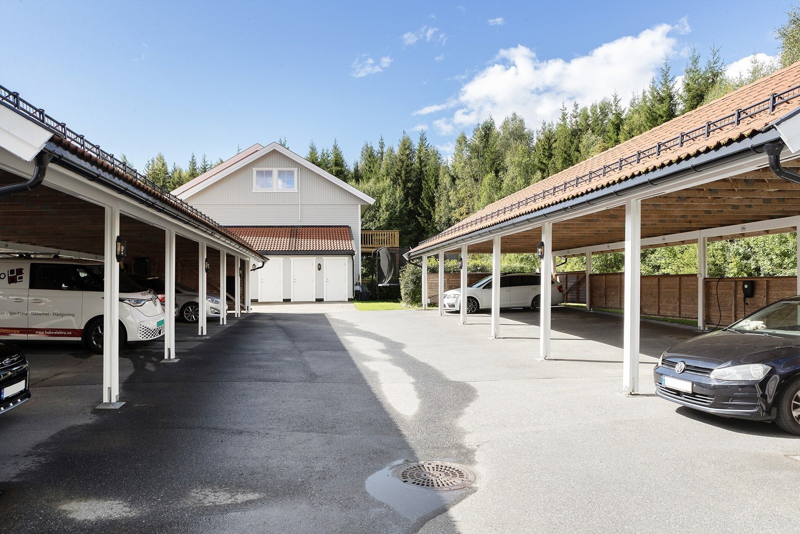 Carport i felles carportrekke Galleribilde