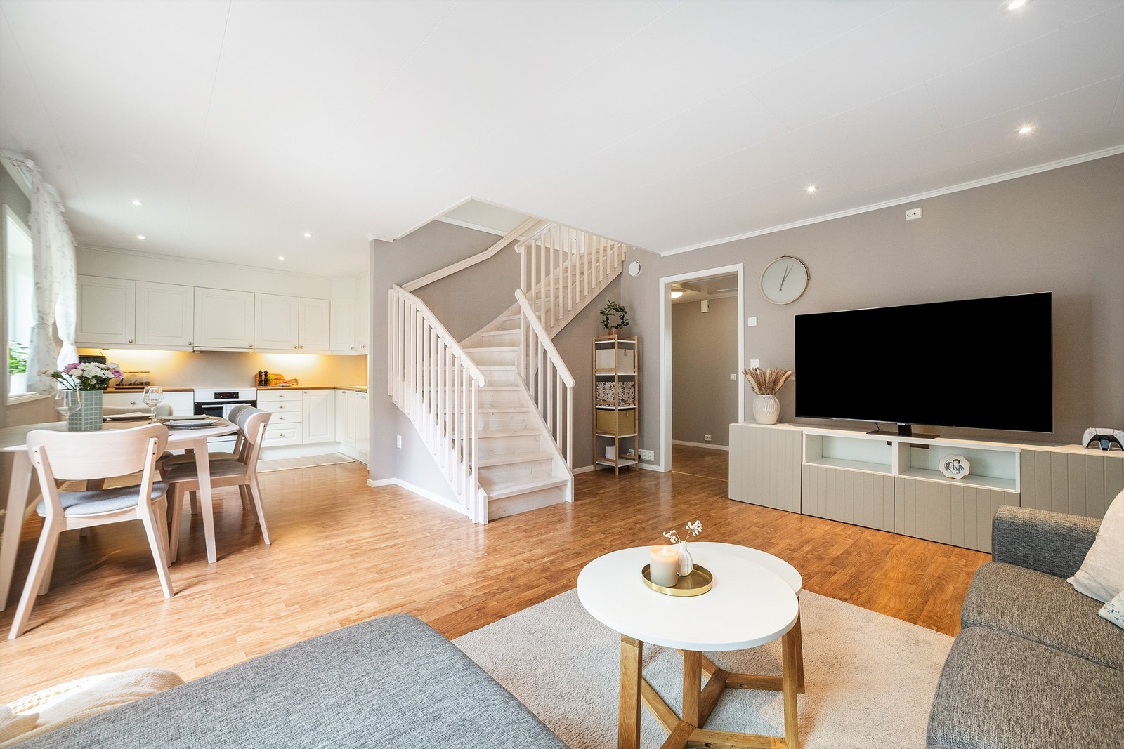 Åpen løsning mellom kjøkken og stue Galleribilde