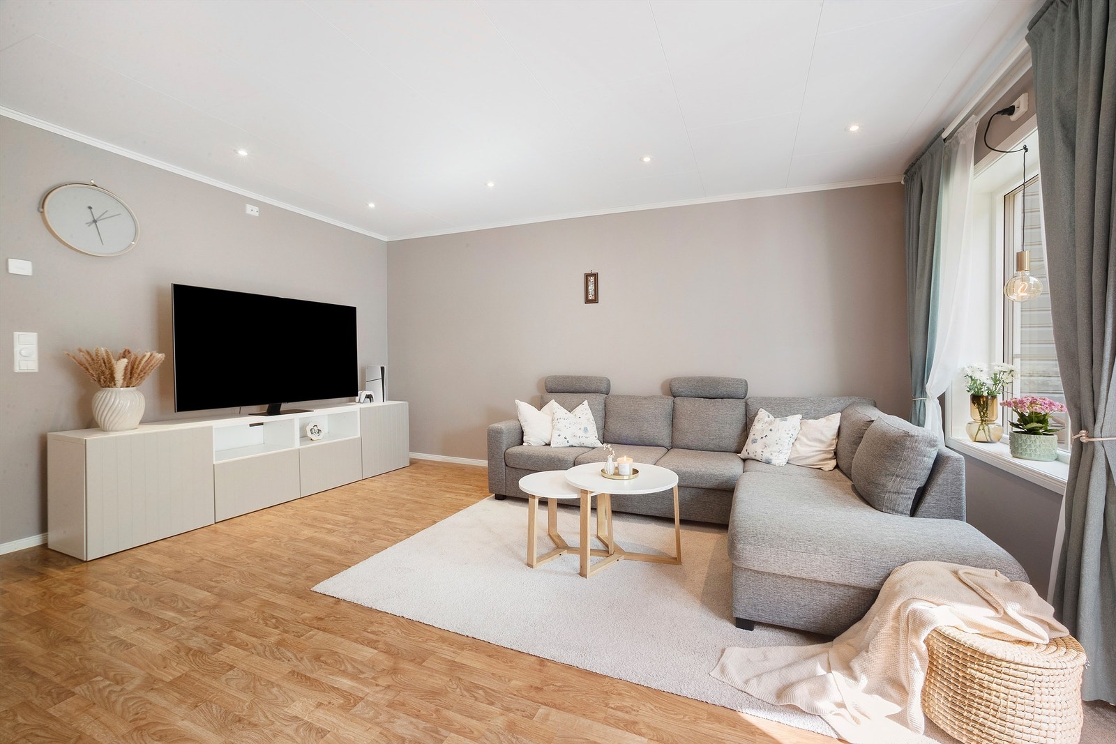 Møblert med hjørnesofa og tilhørende møblement Galleribilde