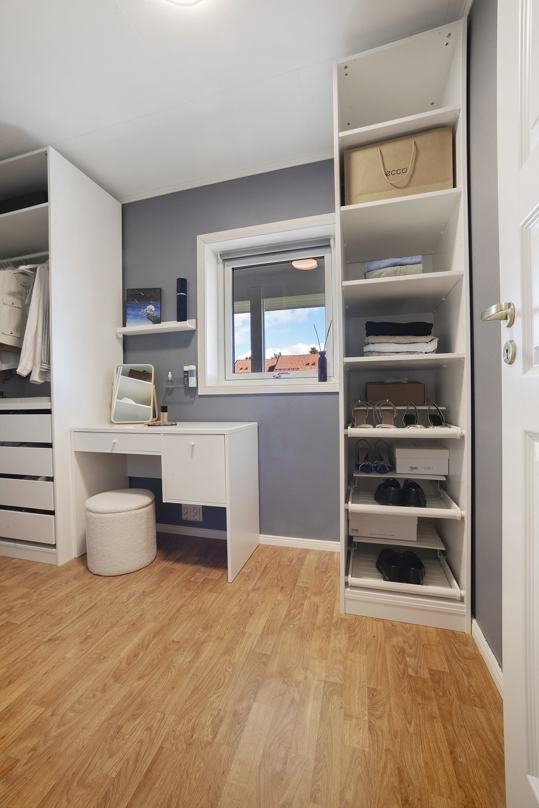 Skapet som er rett frem på bildet følger ikke med salget Galleribilde