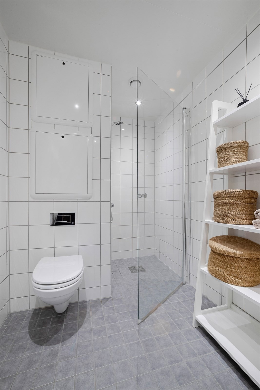 Baderom med dusjnisje og glassdør Galleribilde