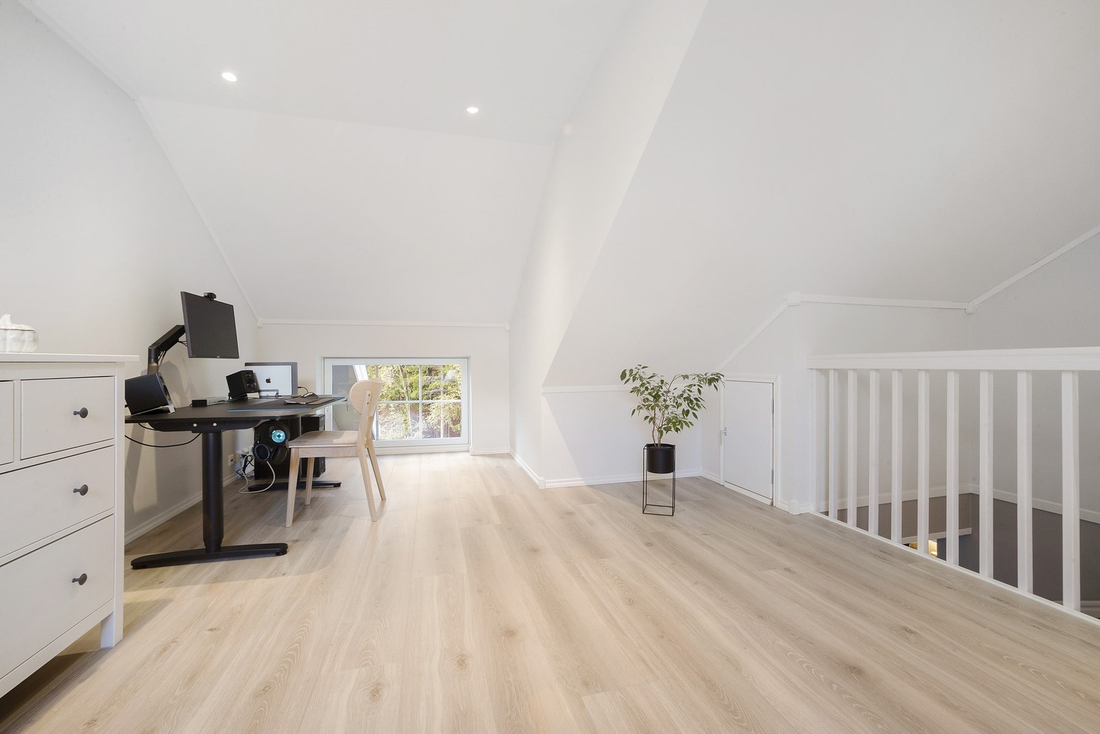 Lys og moderne loftstue med downlights Galleribilde