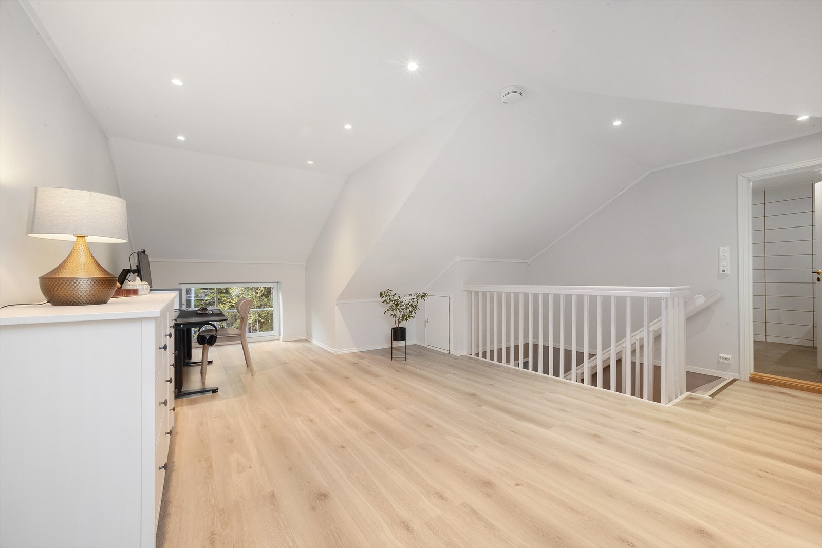 Stor og lys loftstue som gir barna/ungdommen et eget oppholdssted Galleribilde