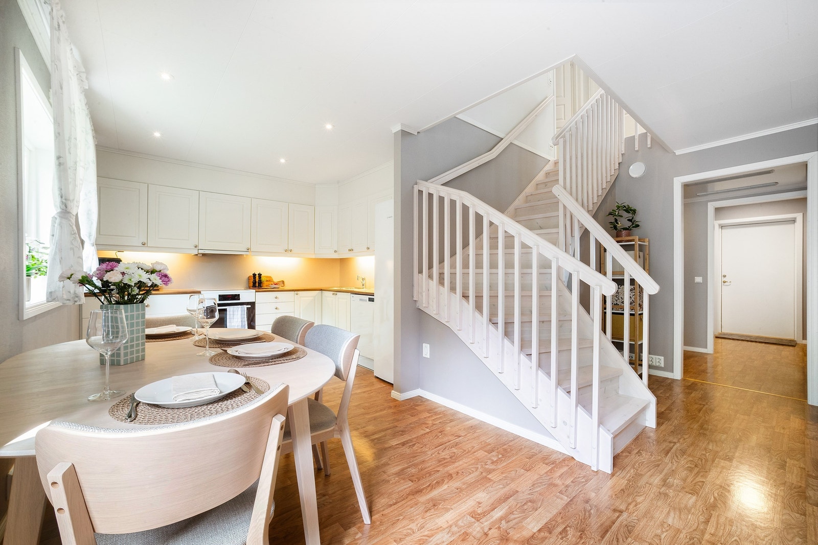 Spisestuemøbler kan plasseres i praktisk tilknytning til kjøkkenet Galleribilde