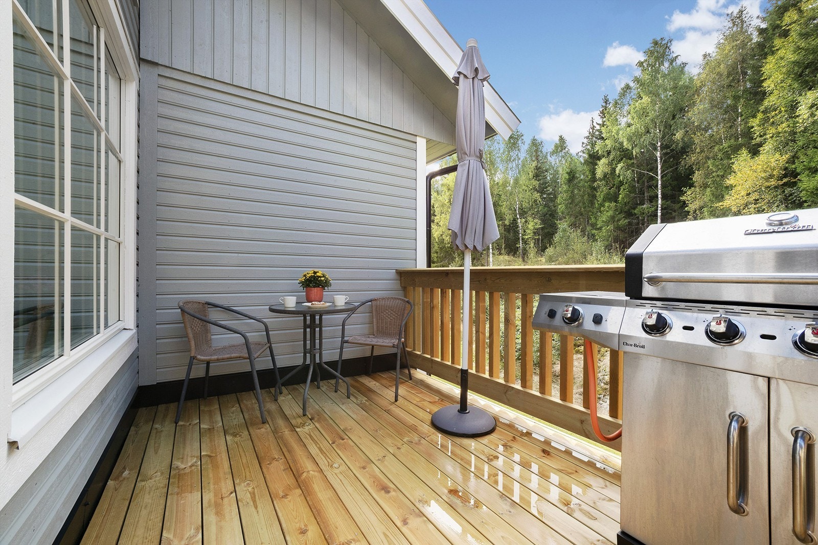 Verandaen har nylig byttet rekkverk, stolper og hjørneklosser i regi av sameiet Galleribilde