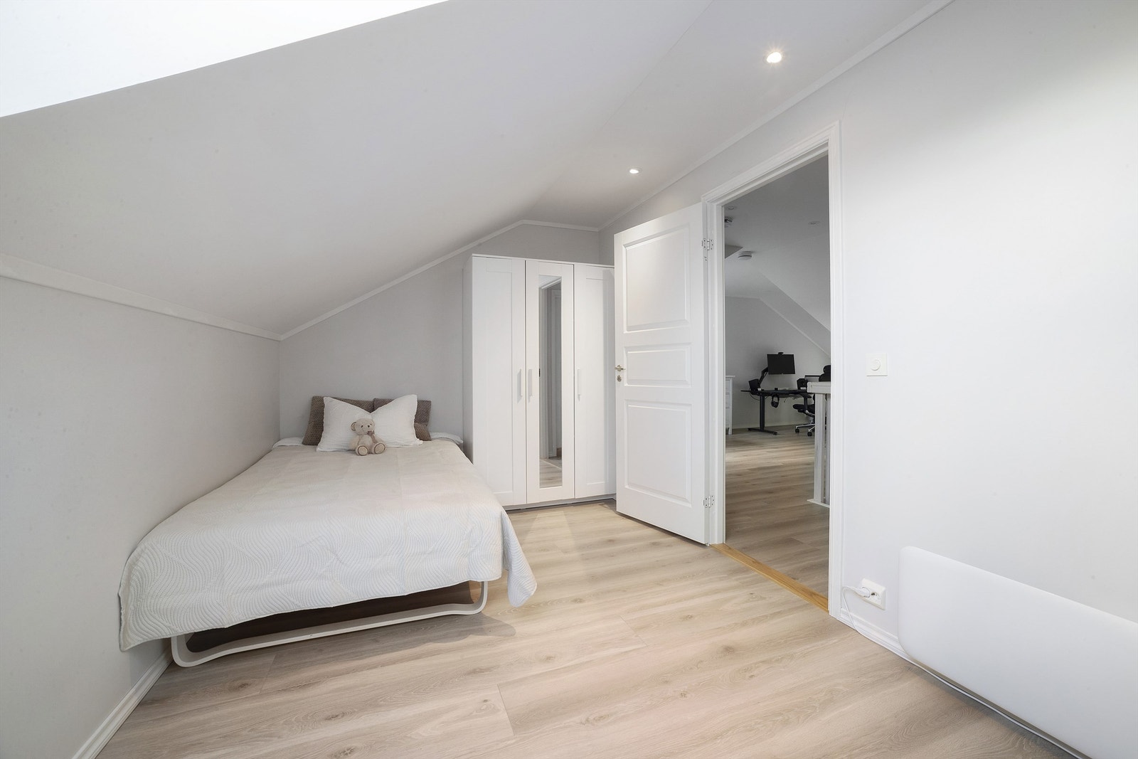 Soverommet i loftsetasjen har skråtak og garderobeskap Galleribilde