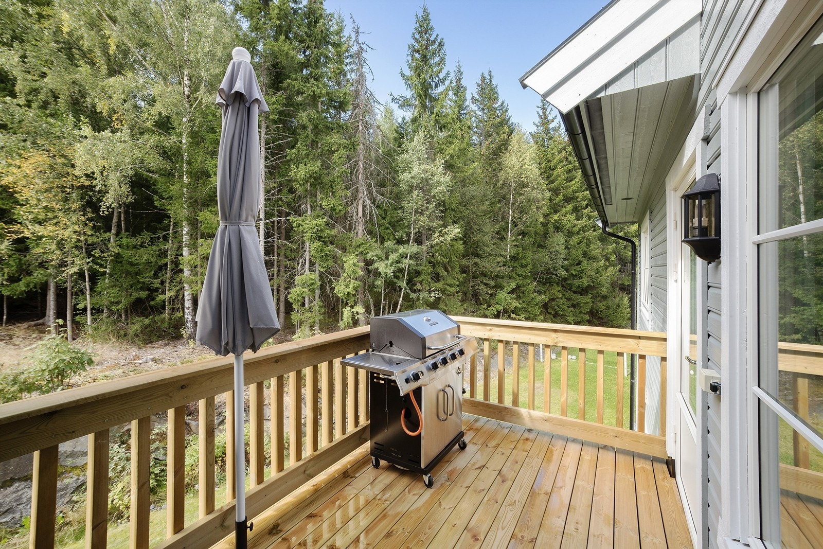 Veranda på ca. 7 kvm med utsikt mot skogområde Galleribilde