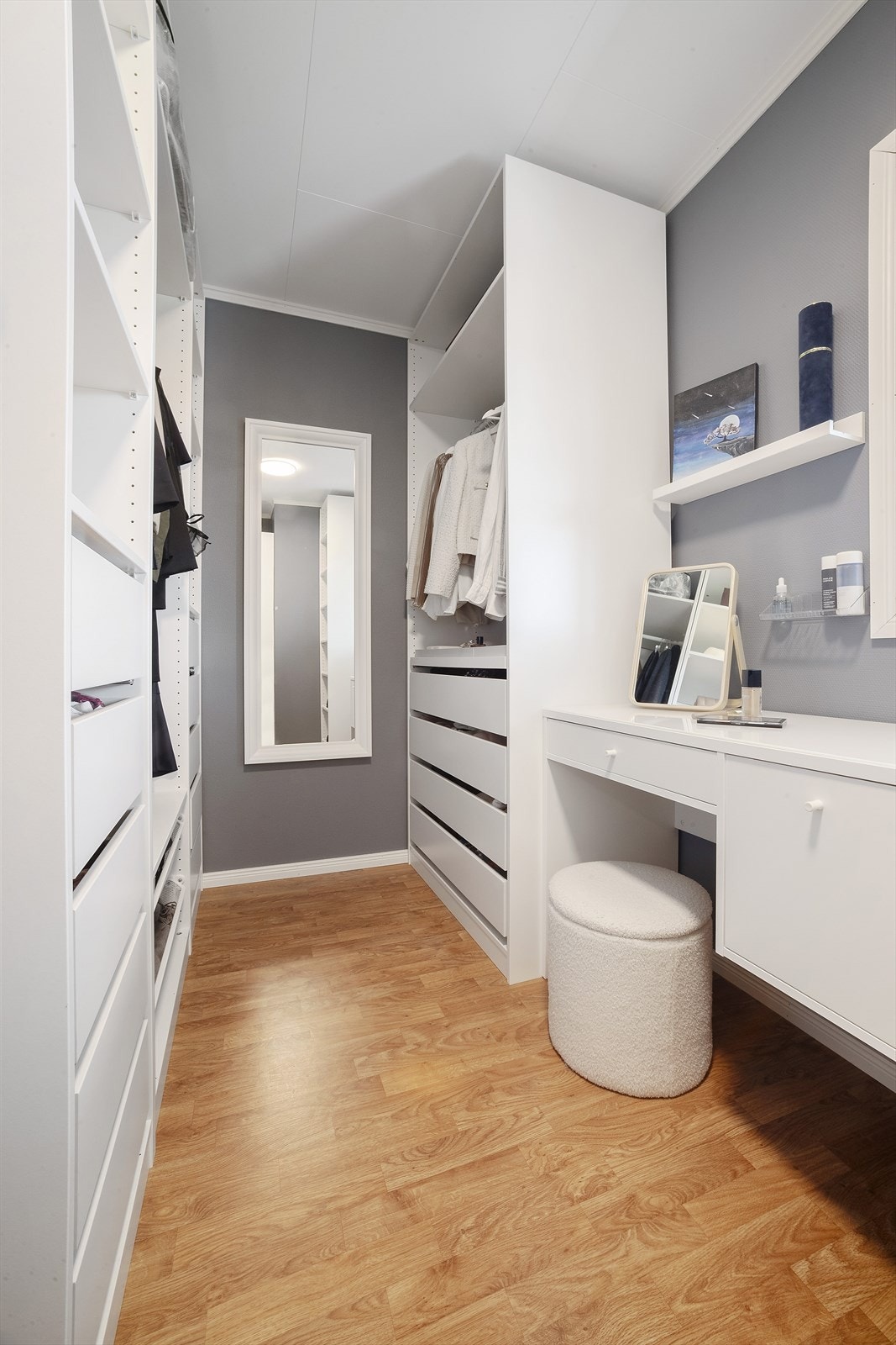 Soverom innredet som garderoberom Galleribilde