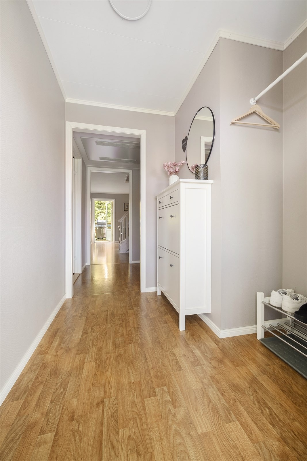 Malt entré med skoskap og oppheng til ytterklær Galleribilde