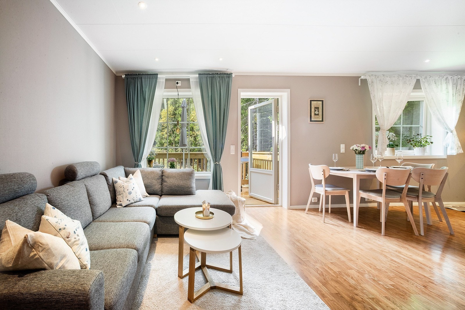 Fra stuen er det utgang til veranda Galleribilde