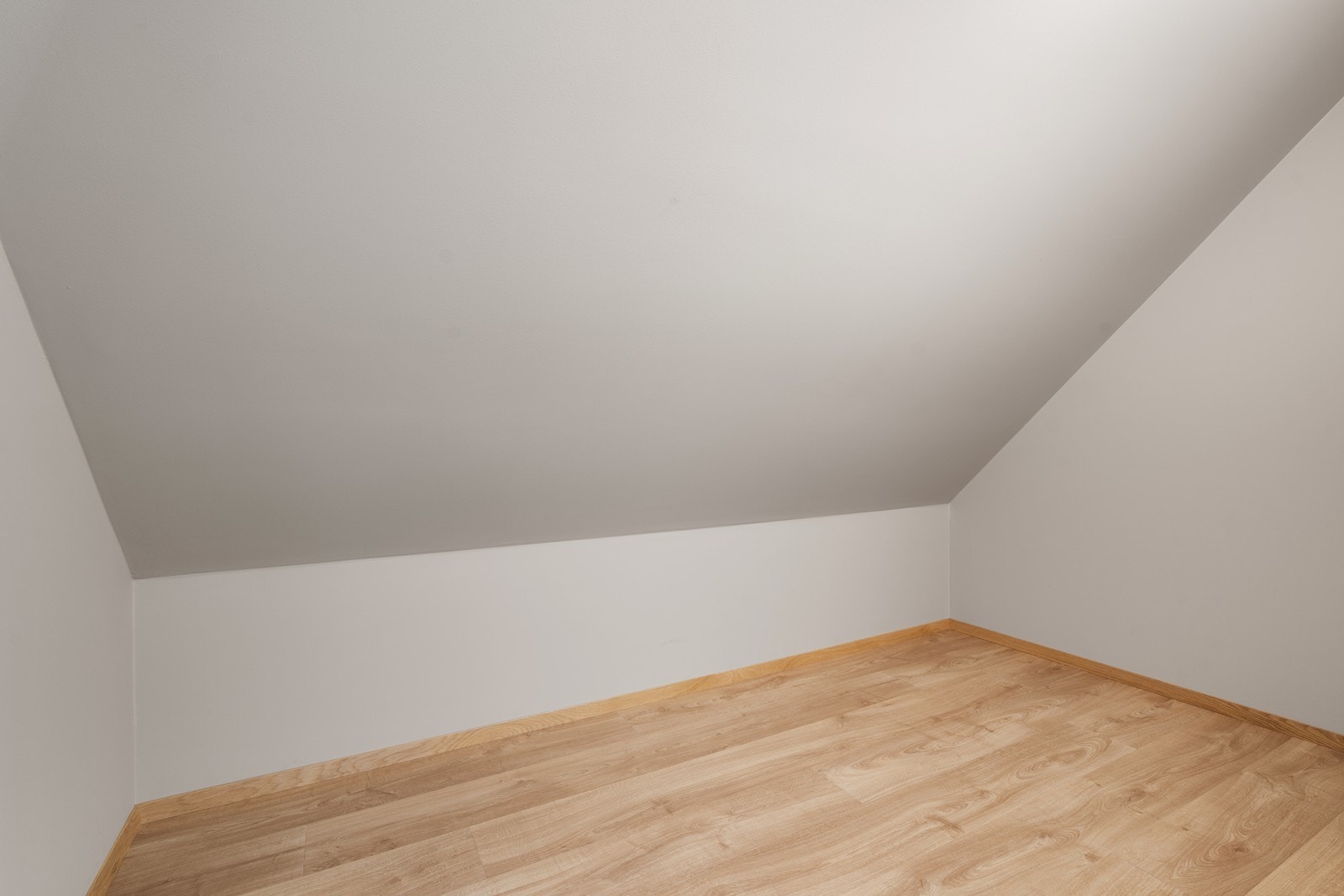 Walk-in med gode oppbevaringsmuligheter Galleribilde