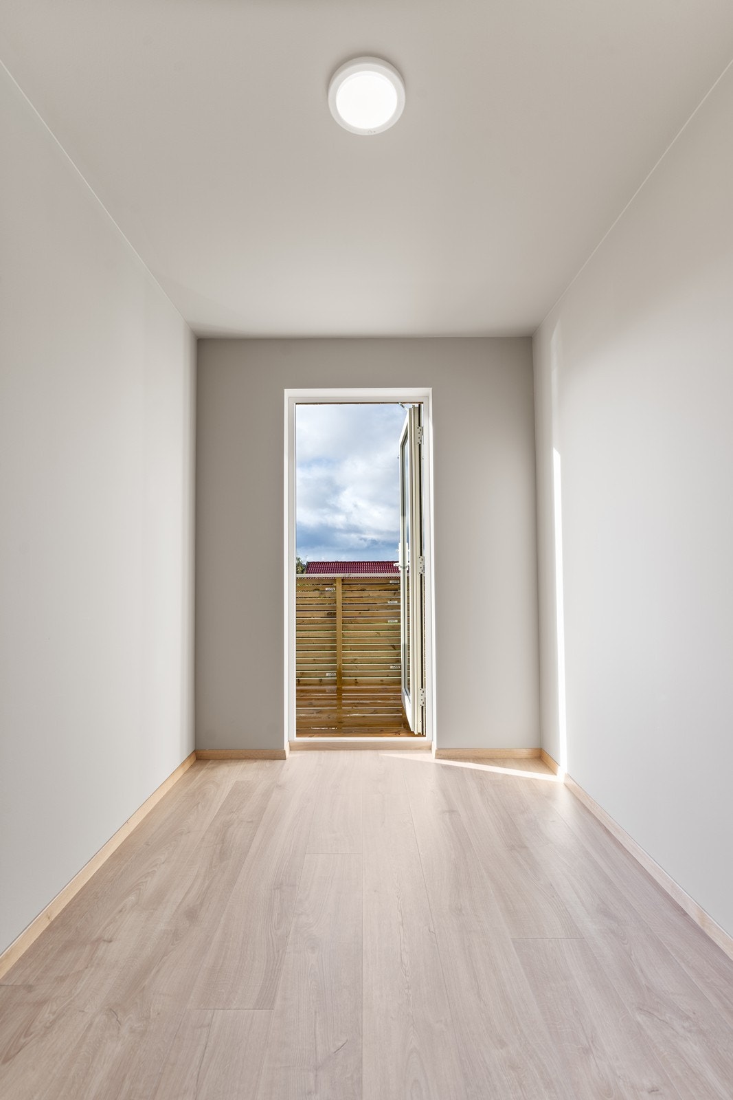 Huset har utgang til balkong på begge sider av hovedetasjen Galleribilde