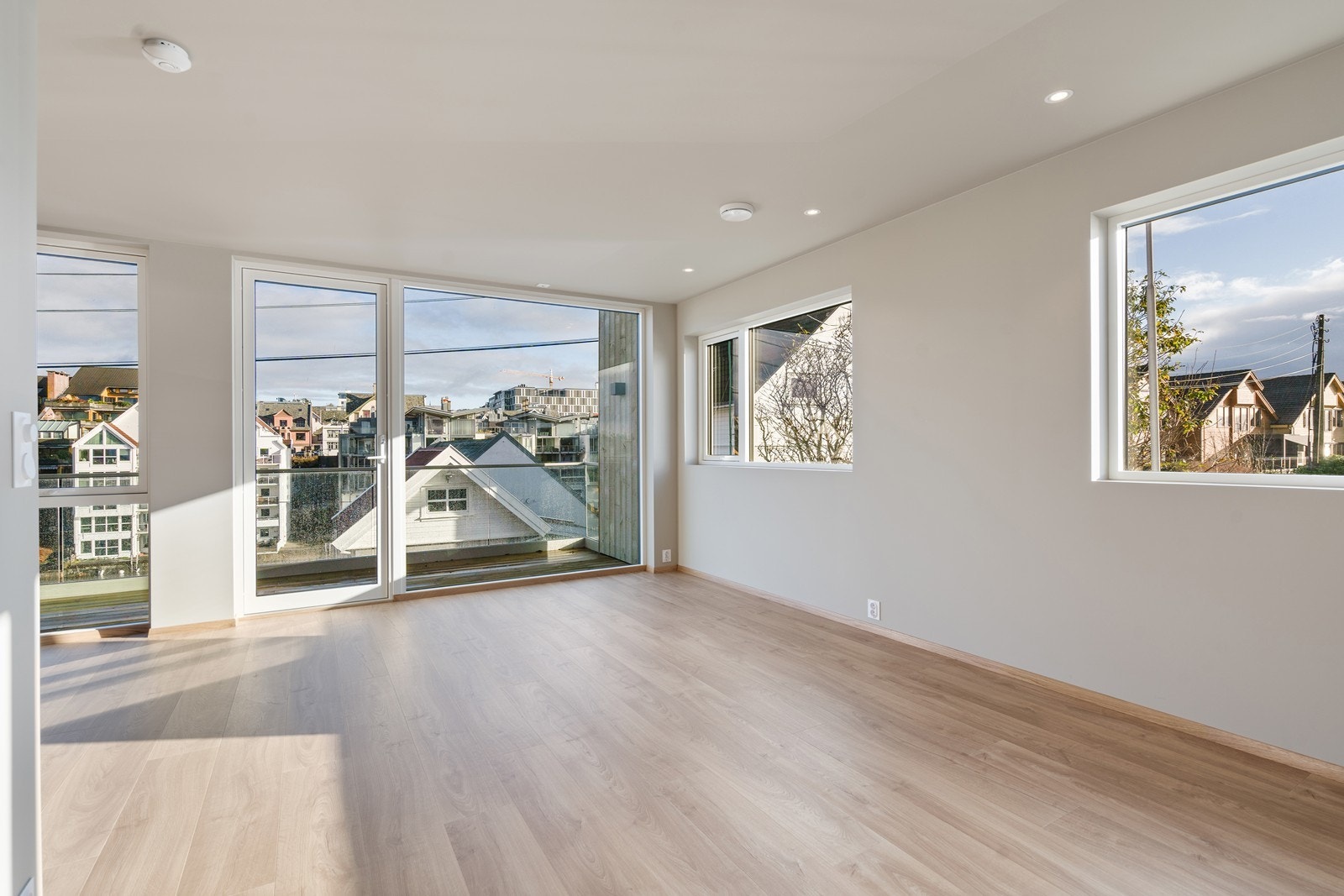 Store vindusflater gir mye naturlig lys Galleribilde