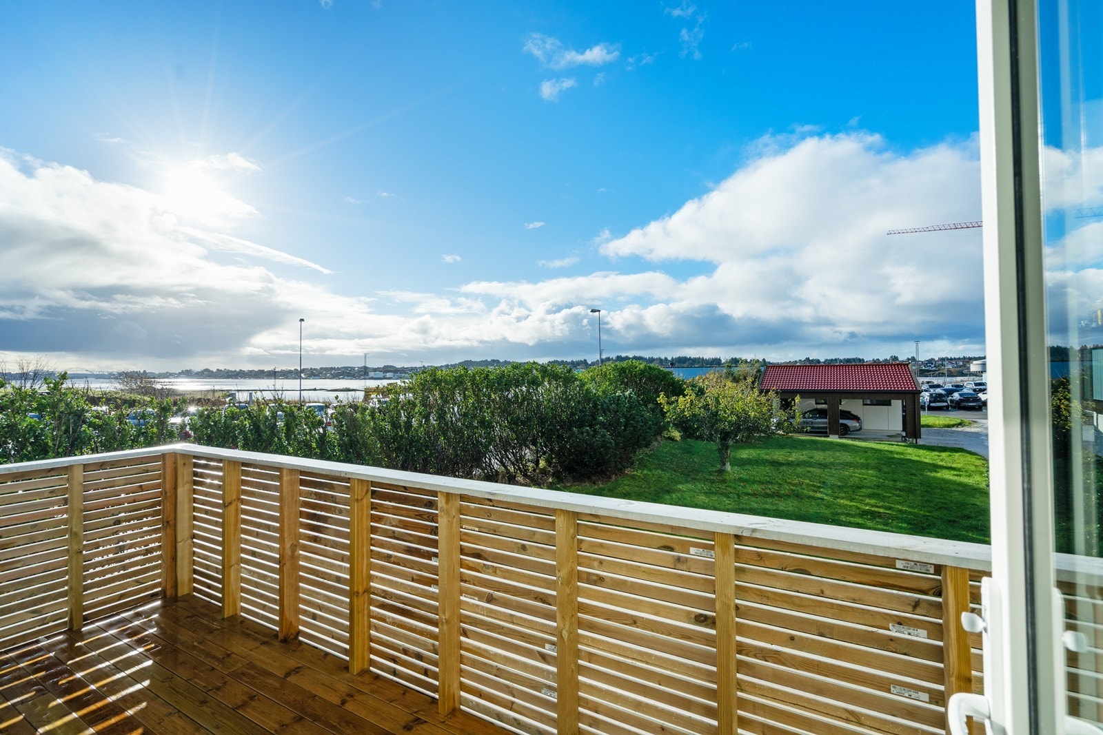 Vestvendt balkong med gode solforhold Galleribilde