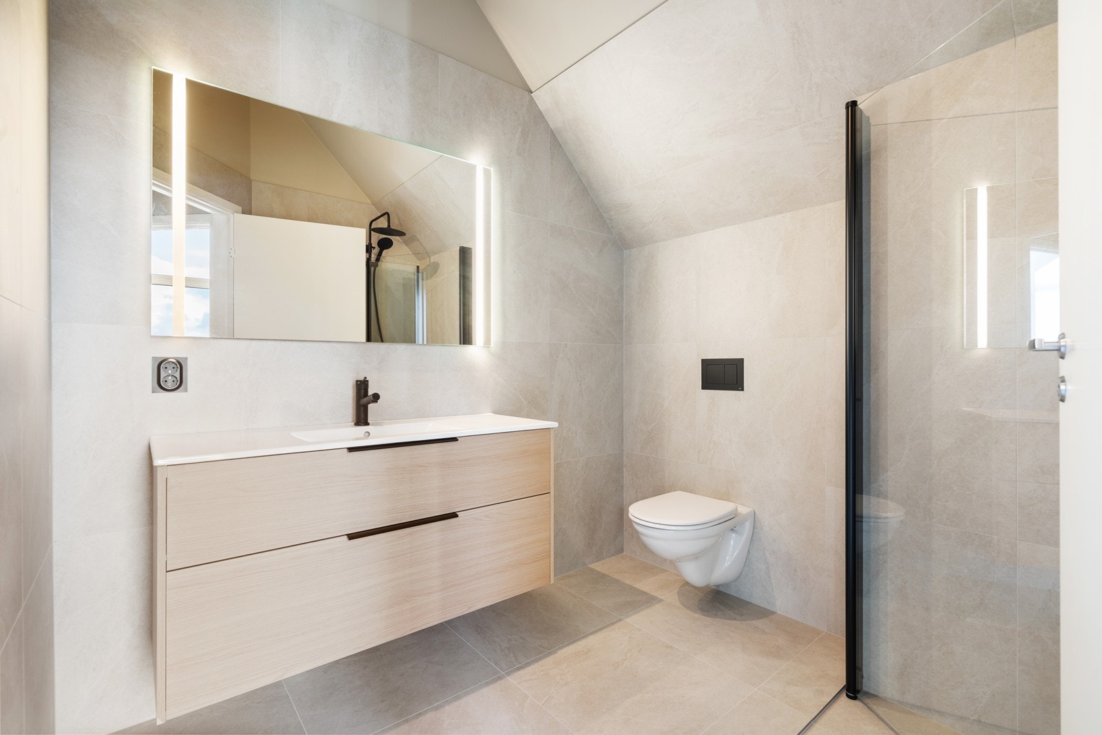 Flott, helfliset bad med svært delikate fliser og varmekabler i gulvet Galleribilde