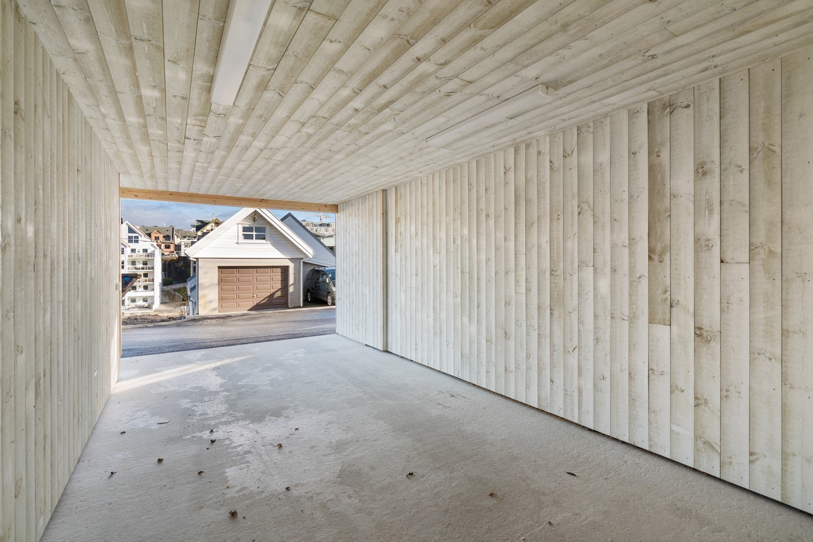 Parkering i egen carport Galleribilde