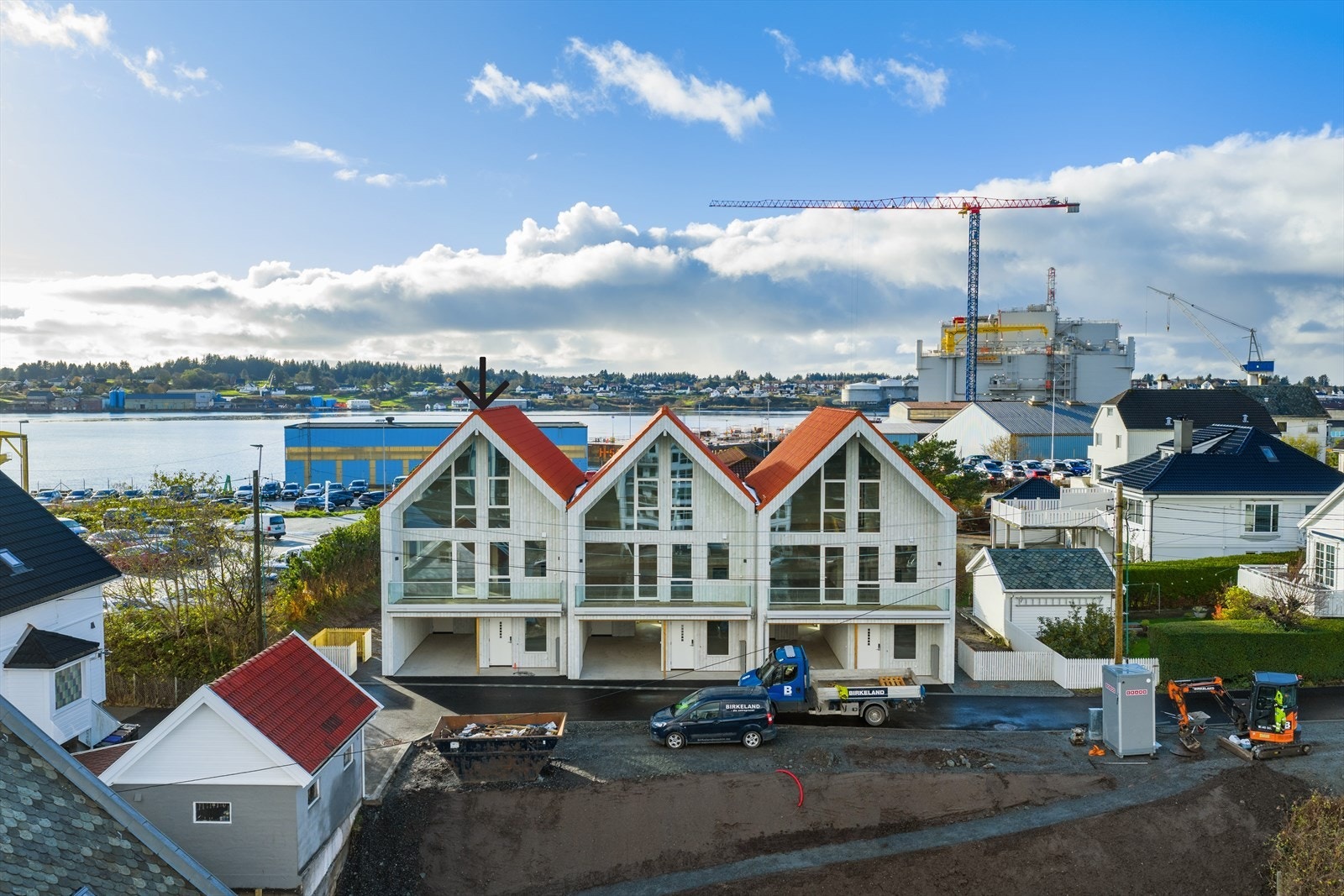 God planløsning fordelt over tre plan: Stue/kjøkken, fire soverom, walk-in, to bad, vaskerom, entré/gang og gjestetoalett . Utvendig bod og carport. Galleribilde