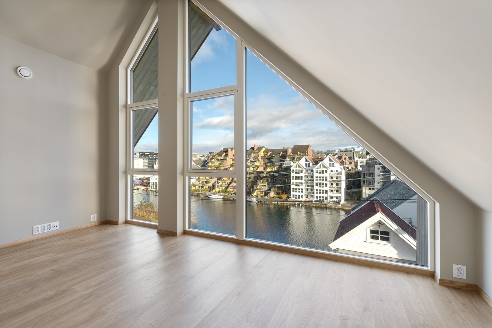 Rommet er også utmerket som tv-stue om man heller skulle ha behov for det Galleribilde