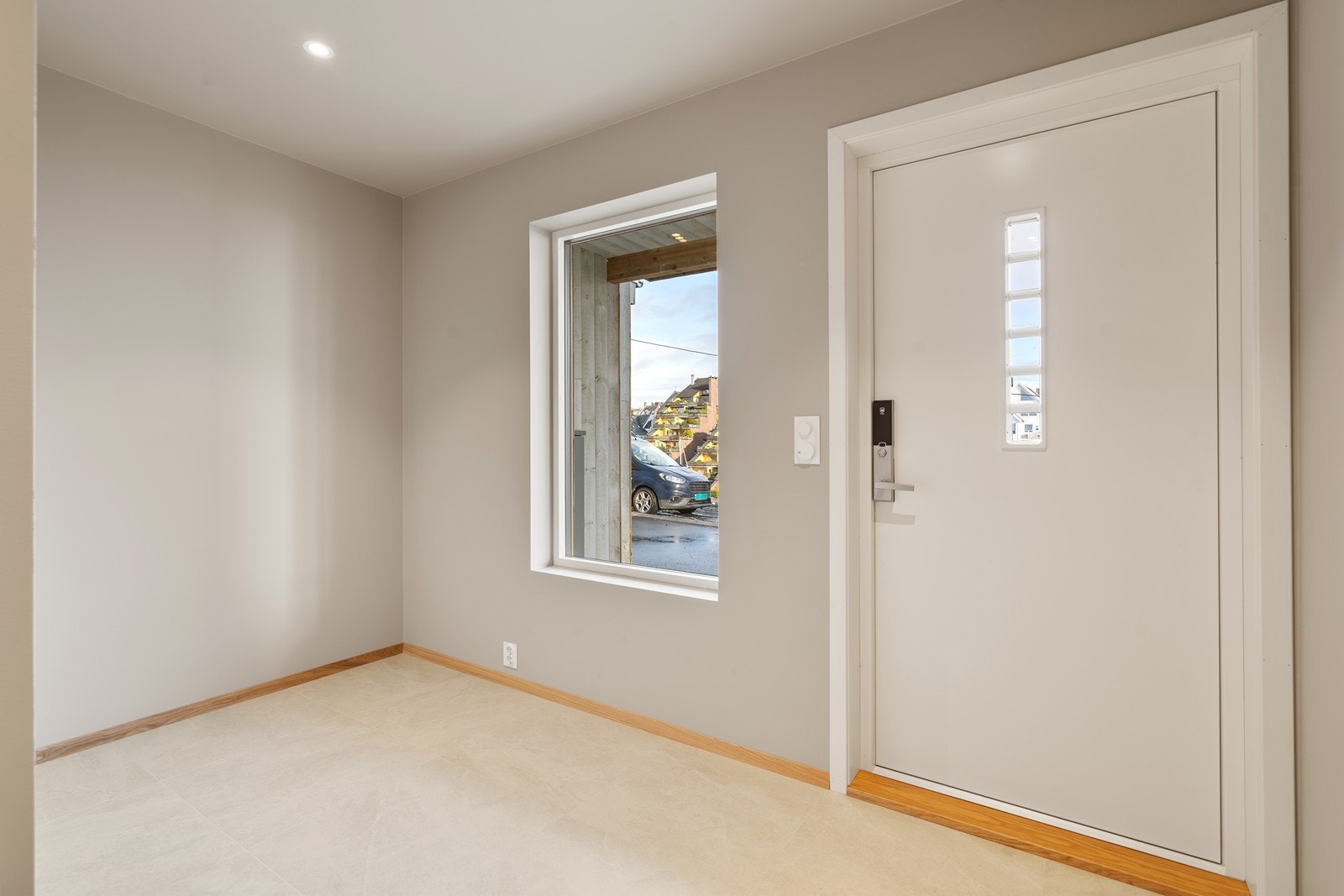 Romslig entré med god plass til garderobeløsning Galleribilde