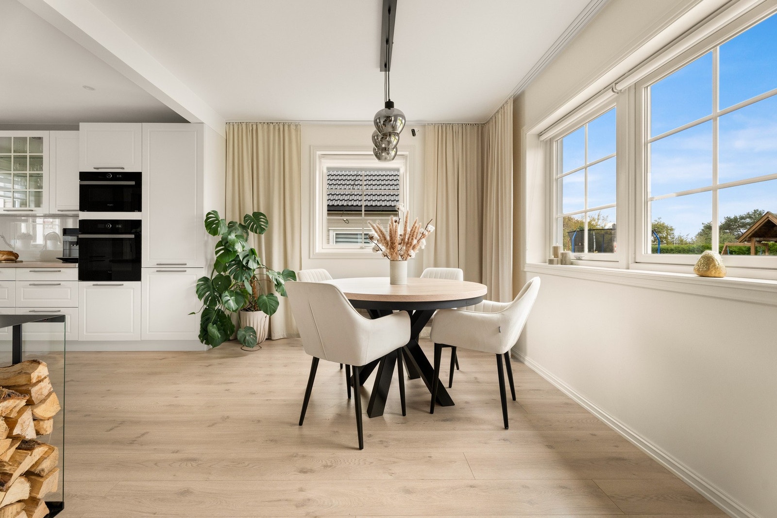 Moderne overflater og lyse fargetoner gir et tidløst uttrykk Galleribilde