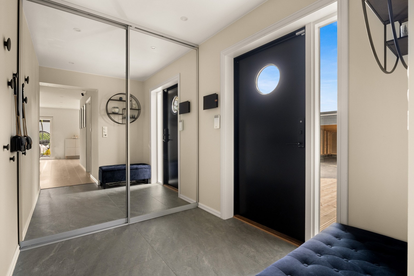 Stort inngangsparti med romslig garderobeløsning Galleribilde