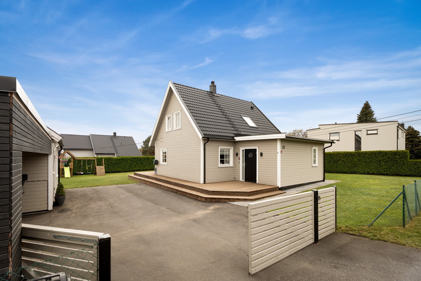 Romslig parkerings muligheter i gårdsplassen Galleribilde