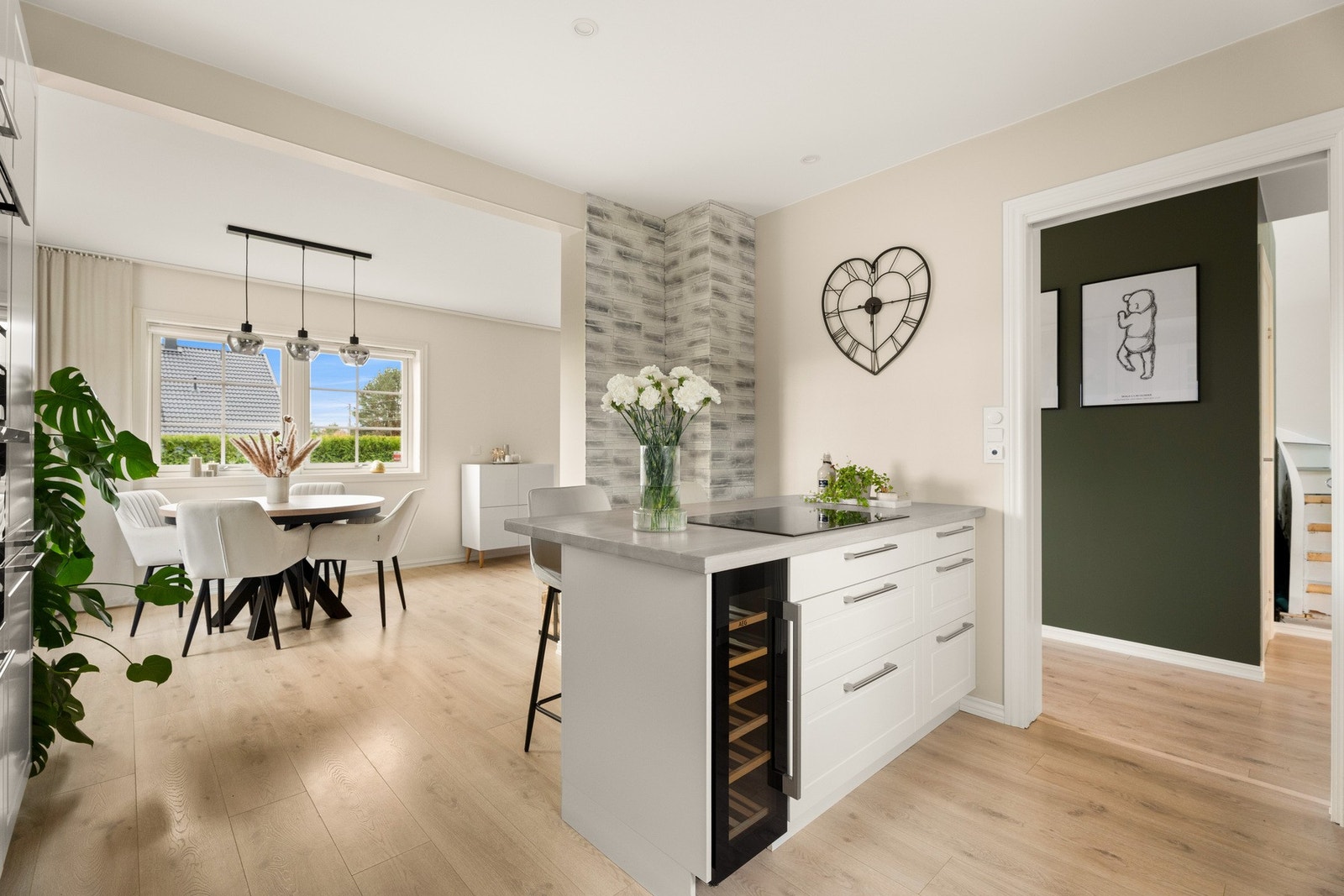 Integrerte hvitevarer og solide materialer gir både kvalitet og brukervennlighet. Galleribilde