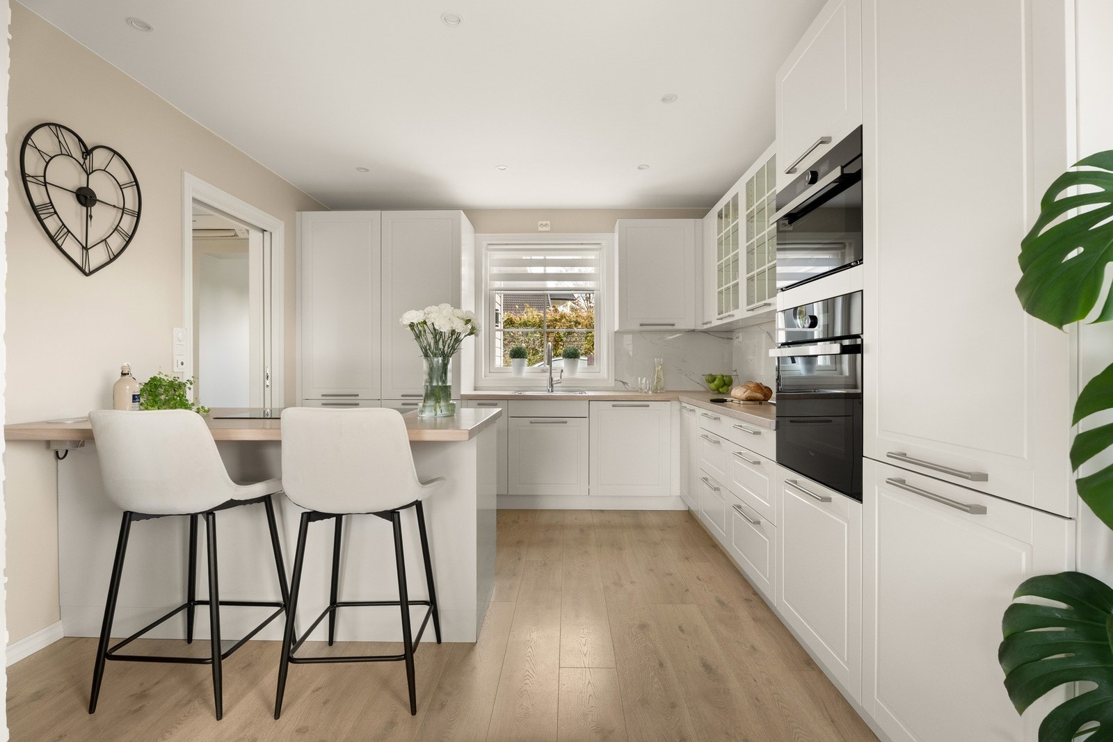 Kjøkkenet ligger i åpen løsning mot stue - ideelt for familieliv og sosiale måltider. Galleribilde