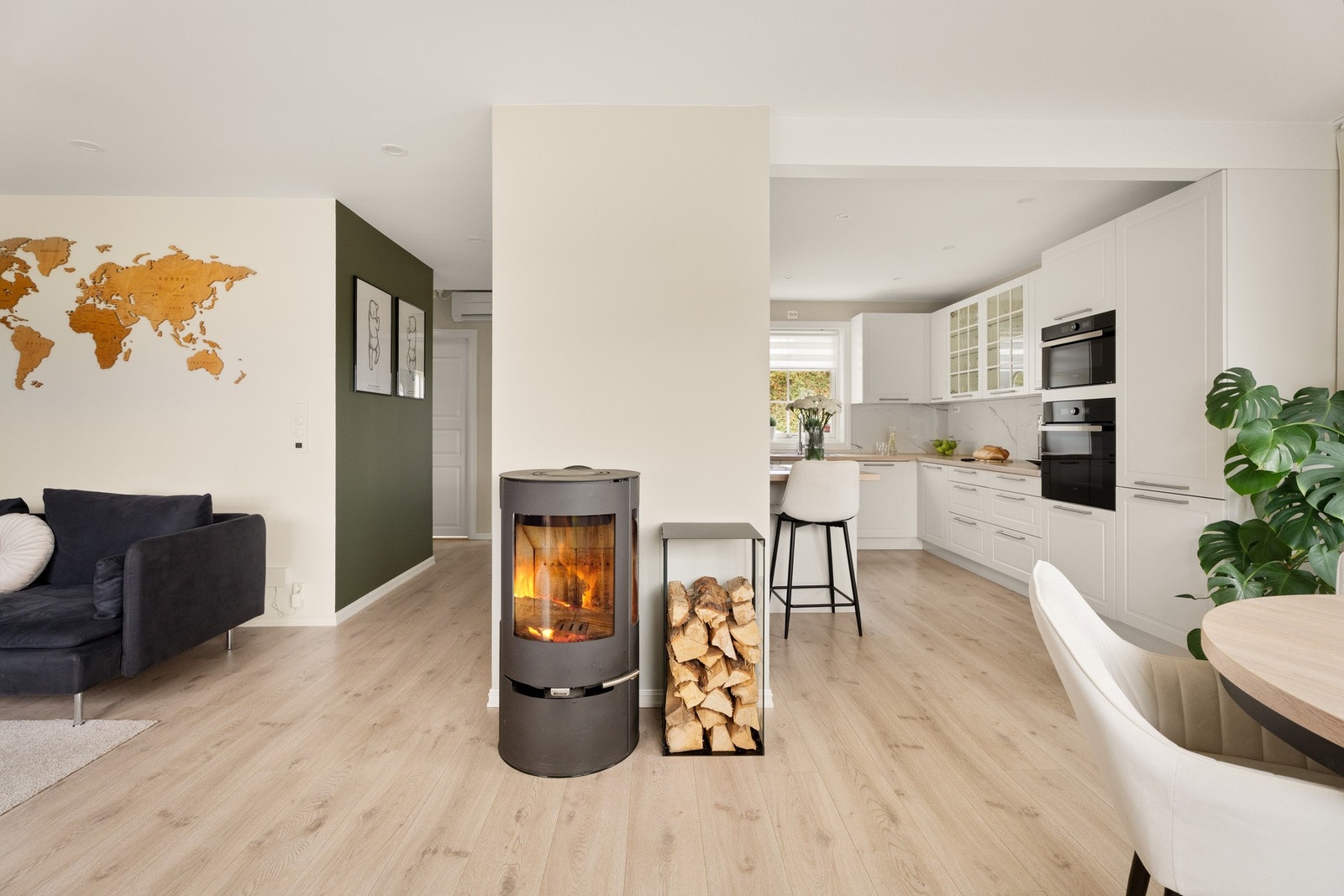 Peisen gir både varme og hygge på kalde kvelder Galleribilde