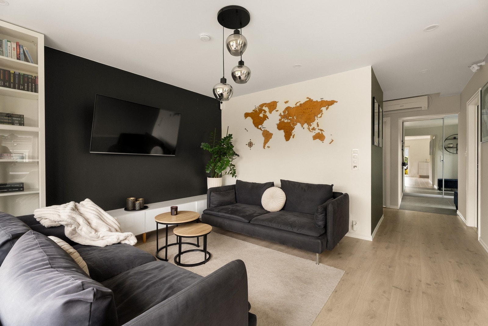 Store vinduer slipper inn rikelig med dagslys gjennom hele dagen. Galleribilde