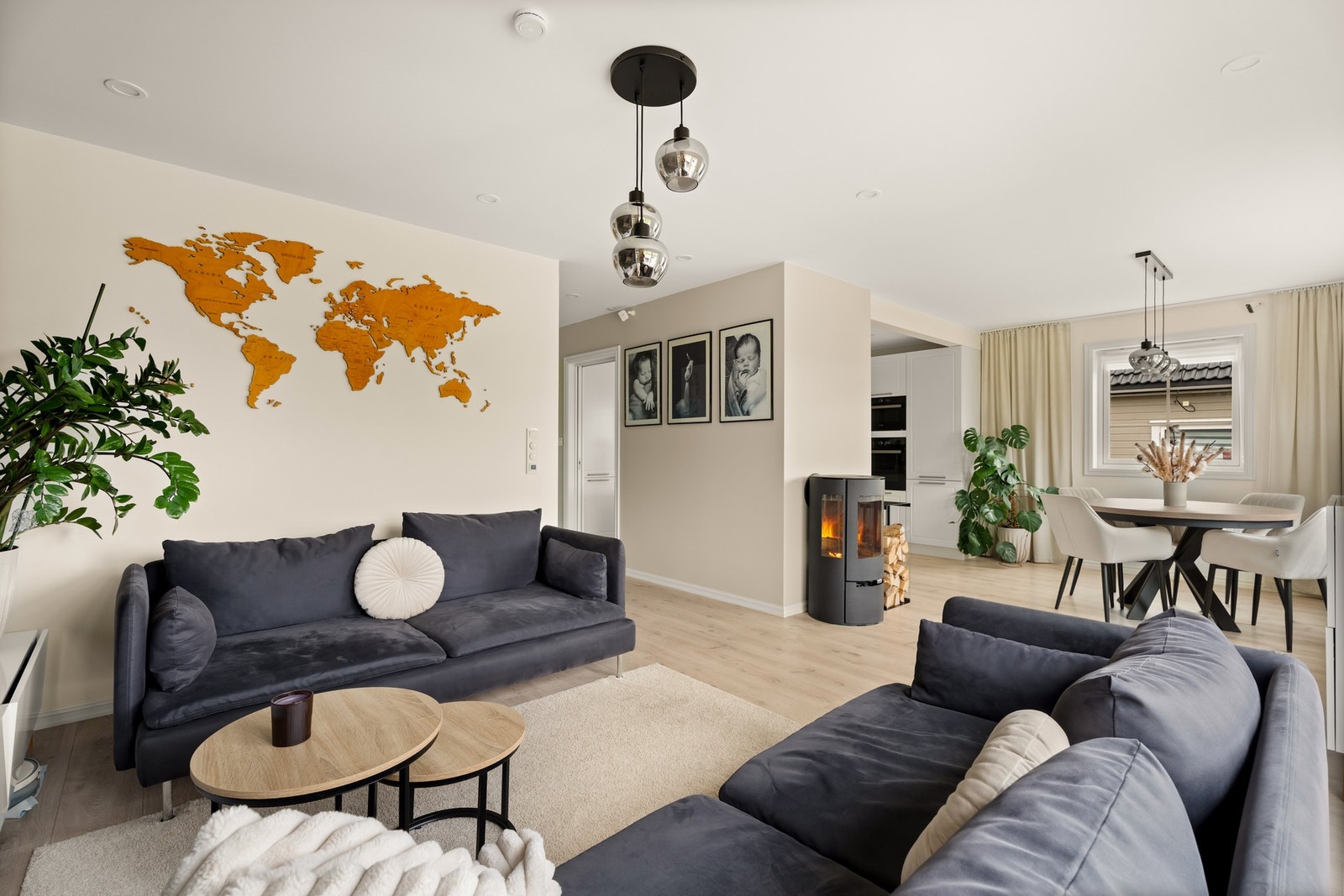 Lys og luftig stue med store vindusflater og utgang til terrasse. Galleribilde