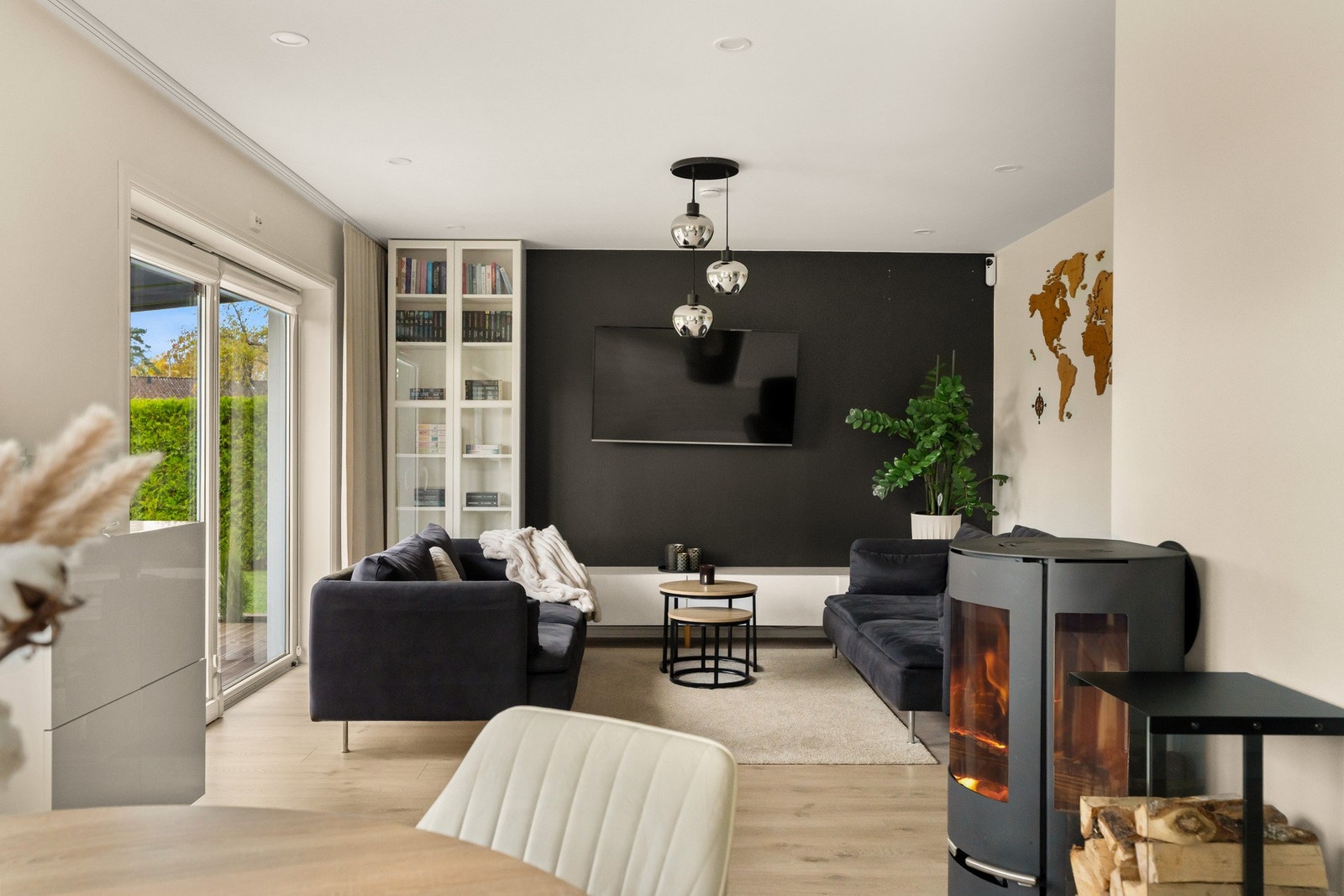 Åpen løsning mellom stue og kjøkken skaper en sosial og romslig atmosfære. Galleribilde